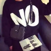  情侣头像,都是黑色衣服,一件衣服上是yes,一件衣服上是no