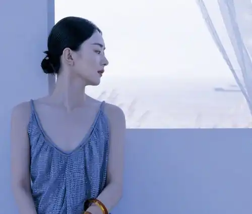  赵丽颖黑色吊带冷艳高贵似天鹅