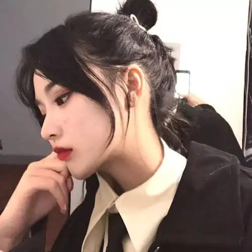  女生头像这世间情动不过是盛夏白瓷梅子汤破冰碰壁铛啷响