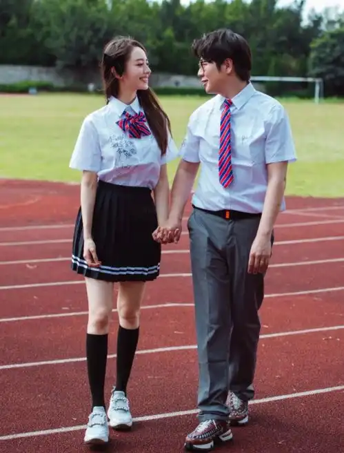  开始不知道郎朗为何喜欢吉娜穿jk,直到看她穿后的膝盖懂了