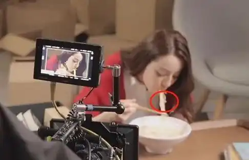  迪丽热巴拍广告吃方便面,照镜子拍她慢动作,真吃假吃一目了然