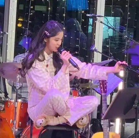  欧阳娜娜穿睡衣开演奏会,却不知工作人员在偷拍,原相机下让人惊艳