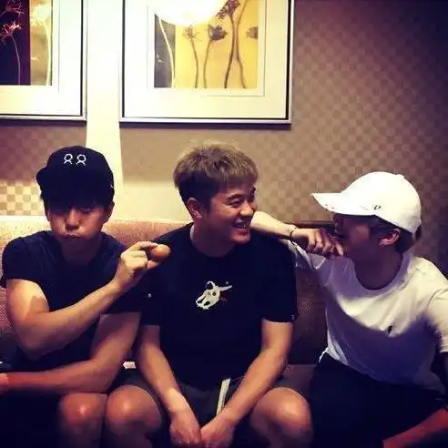  鹿晗番位输给井柏然,代言被新人抢,还遭cp捆绑,难怪要解约