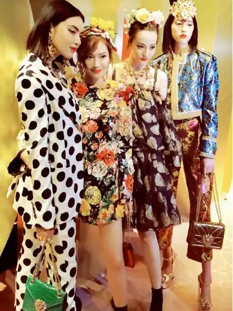 迪丽热巴与南韩美女同框,虽然穿一身的花,但感觉也没赢