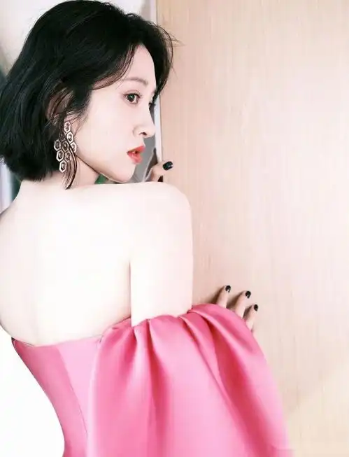  34岁唐艺昕,婚后两年甜美依旧,身材更加性感迷人