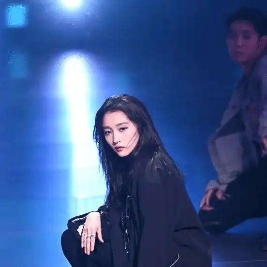  关晓彤的黑色西装穿搭,精致又时髦