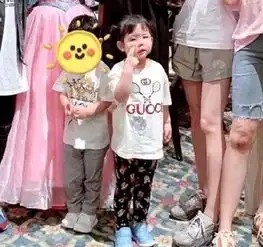 baby与闺蜜带小海绵玩,素颜显憔悴,如今她跟黄晓明分开带娃