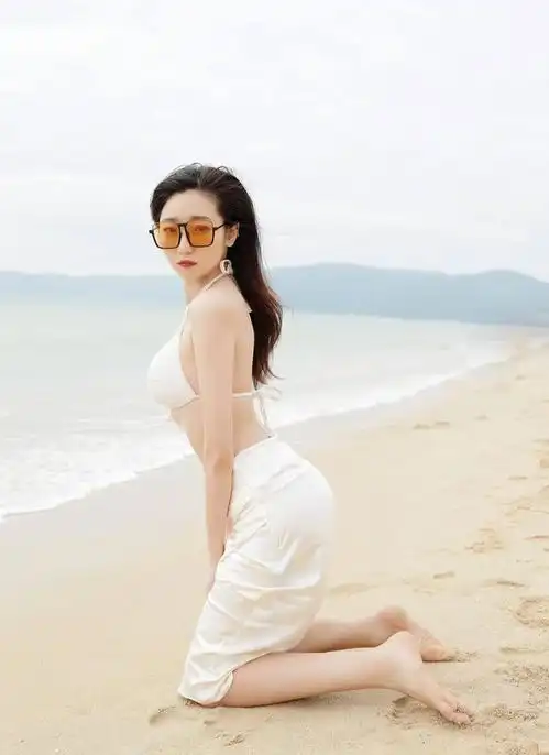 白色的比基尼套装清爽靓丽,完美的展现了少女白皙的肌肤与身材