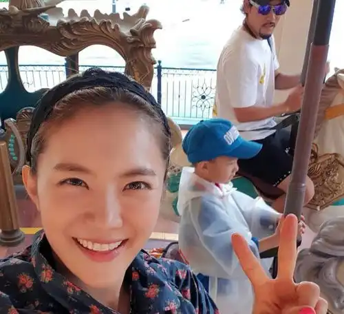  她是童年女神与林志颖演情侣走红,如今容貌大变她儿子不输小小志