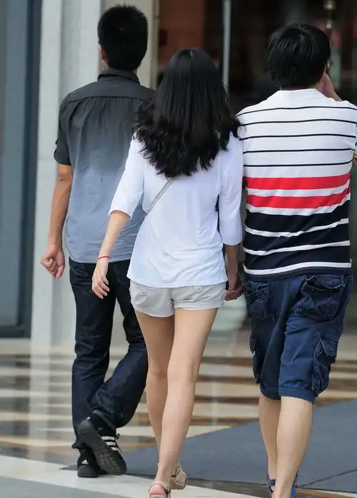  商业街情侣逛街,女伴性感漂亮,网友真羡慕这哥们儿