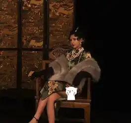  韩安冉穿开叉旗袍带女儿拍军阀装,看到她的腿后,抓紧买保险吧