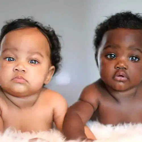  确定是亲生的奇妙的世界双胞胎宝宝长的一模一样,肤色居然一黑一白