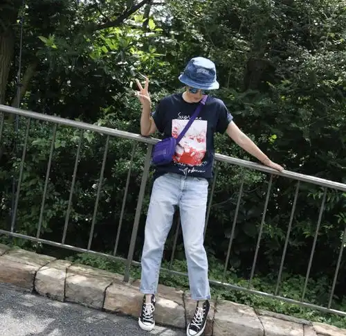  t恤多减龄看孙俪就知道,穿女儿设计的t恤配工装裤,青春感十足