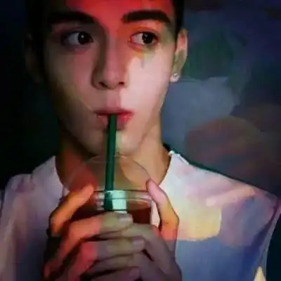  2018最潮qq头像男生头像霸气只是喜欢何必夸张成爱情