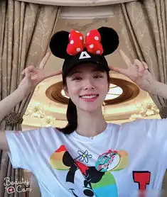  王思聪抱美女现身迪士尼,他隔空穿情侣装,这波恩爱秀的高明