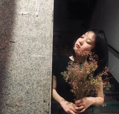 疯产姐妹断更一月有余,传张小花养胎待产,网友说好的单身呢