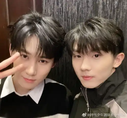  组图时代少年团全员为张真源庆生晒自拍合照显深厚友谊