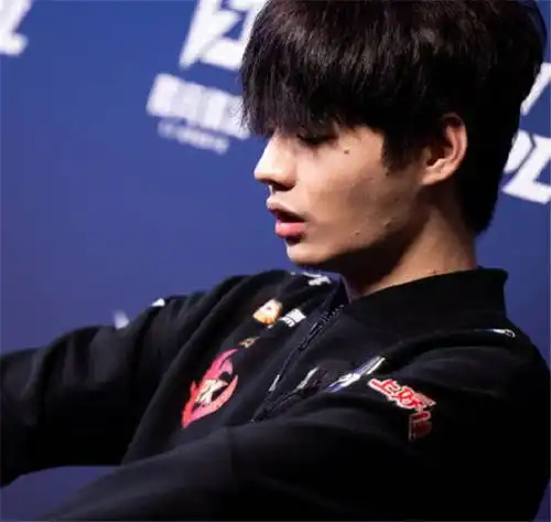  fpx四位选手开播只除了doinb,突然低调全队只有他能玩峡谷