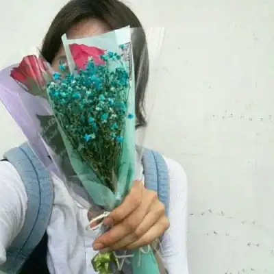  捧花情侣头像手里拿花的女生头像高清系列