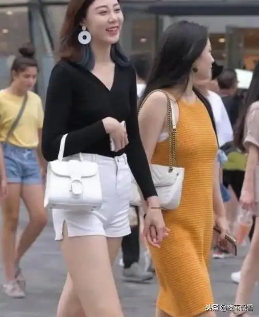 闺蜜逛街我穿高跟都比不上你穿平底热裤,这手牵着还有意思吗
