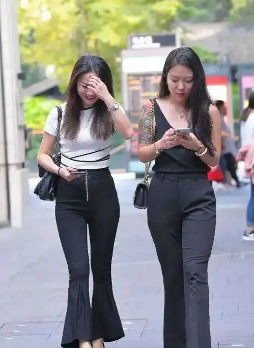 牛仔裤的装扮让人眼前一亮,非常简洁大方