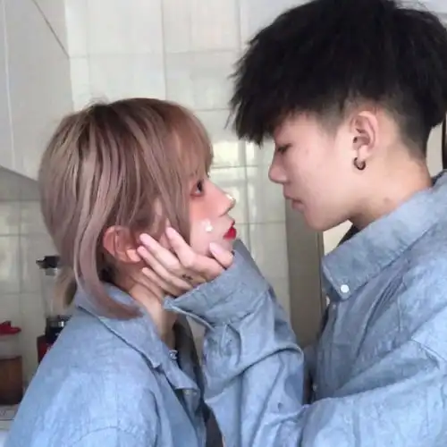  能不能帮我找找一下这张情侣头像的另一张谢谢了