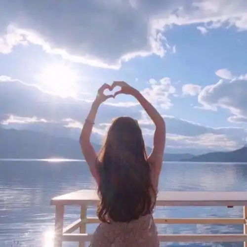  明朗少女头像愿你钟情豁达,有得有失有坚持,能笑能哭能尽欢