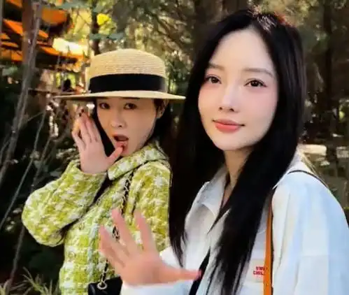 霍思燕晒与李小璐合照,闺蜜出游轻松自在,一起遛娃友情依旧