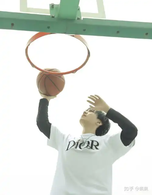  有木有tfboys抱篮球的照片呀