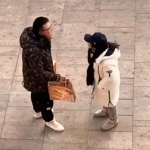  大街上一对情侣吵架,女的说话字字扎心,假如你是这男的会怎么做