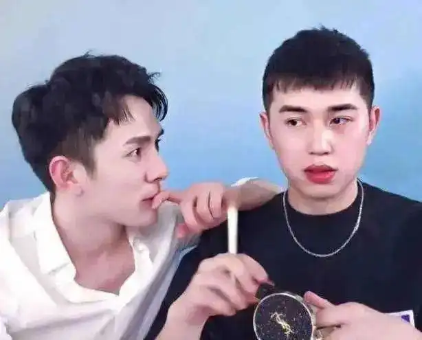  李佳琦和付鹏用情侣头像了网友猜其是宣誓主权喊话cp赶快复合