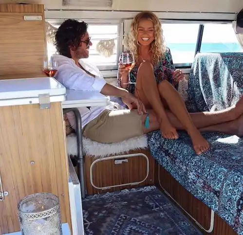  开二手车环游澳洲这对相恋9年的夫妻在ins爆火,拍的照片让30万网友羡慕