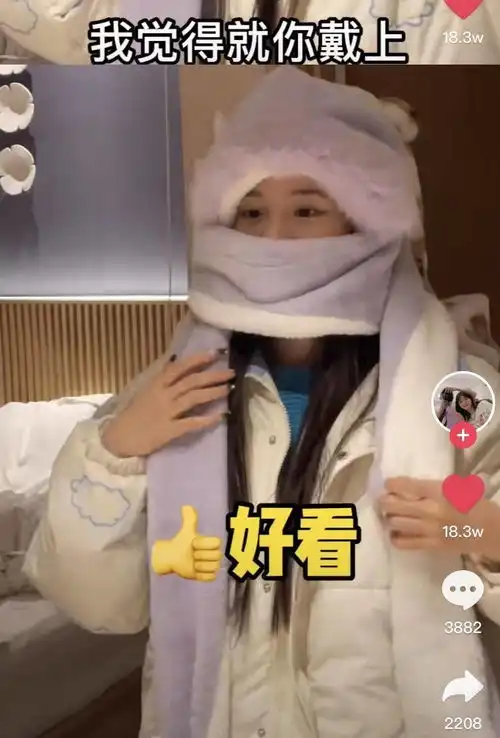  小鱼海棠现身高校,与摄影师染同款发色穿情侣衣,真人比他拍好看