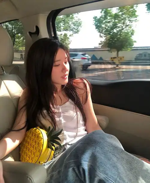  瘦了真任性赵露思又穿小一码上衣,搭泫雅裤身材好得过分了