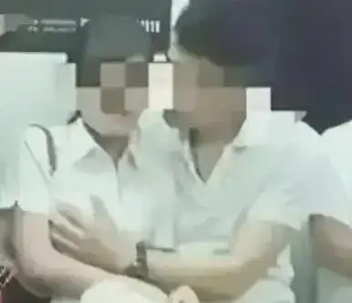  情侣地铁亲吻摸胸事件,引发网友不满,网友直呼不知廉耻