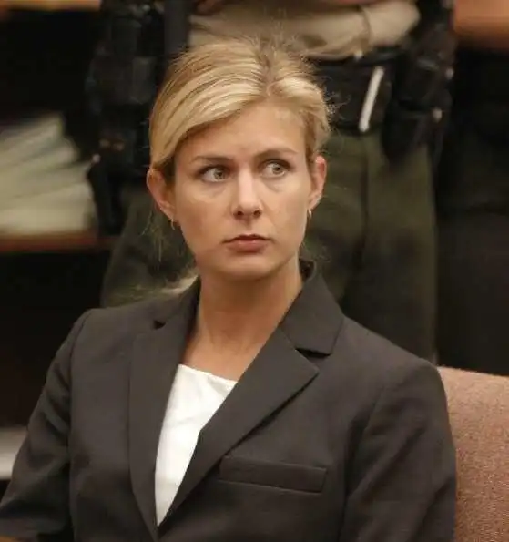  这些女人冷酷无情,为了钱不择手段