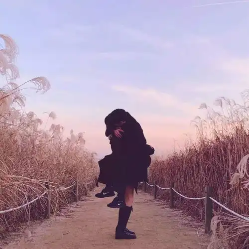  情侣头像你是我跑完八百米还想拥抱的人