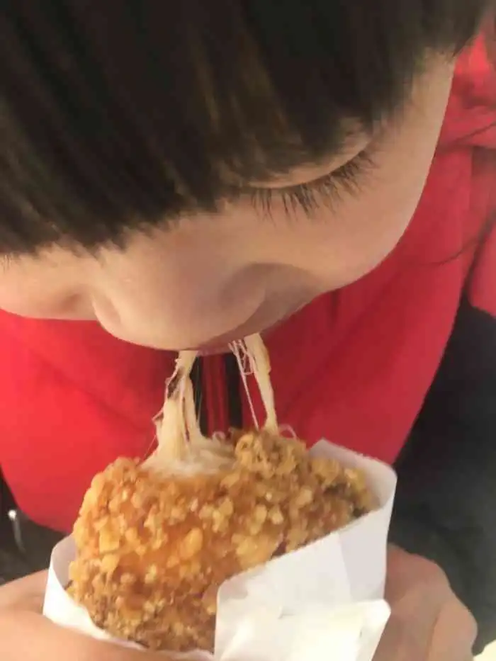  当孩子盯着别人的东西说我也要吃时,你的回答恐影响娃的未来