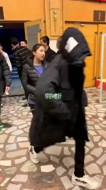 何时开始,二字变得成熟冷漠,害怕人群了