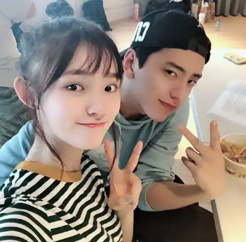 王大陆与林允合照,二人手捧美食亲密合照,难道他俩要在一起