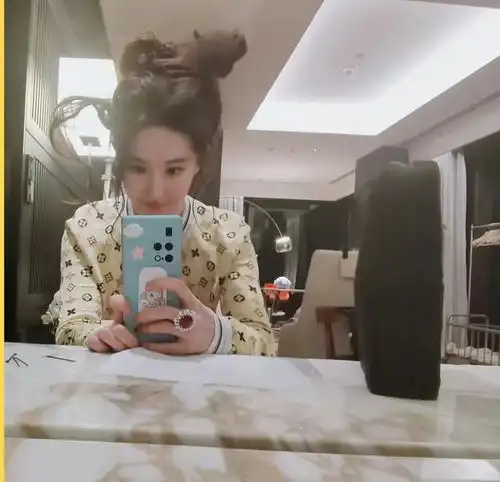  刘亦菲更新自拍,穿lv外套用25元手机壳,对镜拍照似十八岁