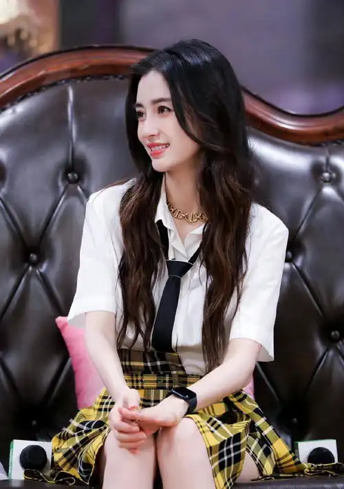  杨颖金智秀撞衫,穿同款黄色格纹半身裙,穿衣风格还挺有差异的
