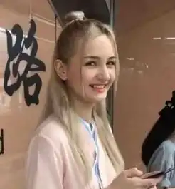  俄罗斯小姐姐穿汉服,一脸害羞不给拍,看到正脸感觉恋爱了