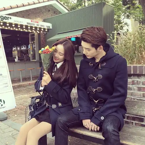  林丹与妻子穿情侣装出镜,其乐融融迎新年