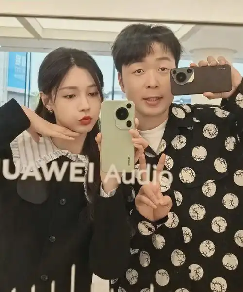  杜海涛沈梦辰合体撒糖,晒同款华为手机,果然新手机才最为好看