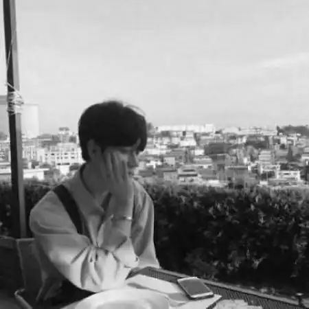  黑白头像男伤感颓废,春去夏又回只有一个人