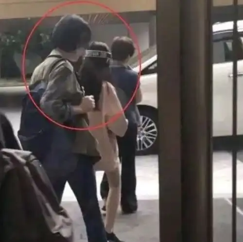 李嫣和汪峰大女儿逛街两小时花费十万,网友就跟我们花一百块一样