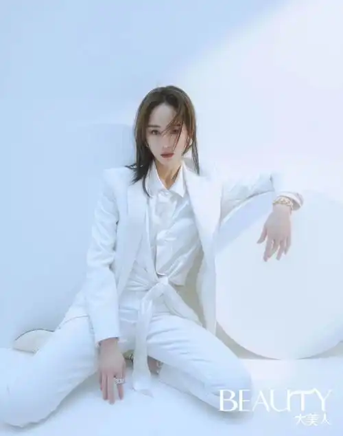张钧甯杂志封面大片清浅纯色释放熟女魅力