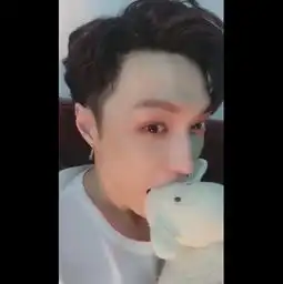  张艺兴变身表情包鬼马搞怪透露有特别的礼物