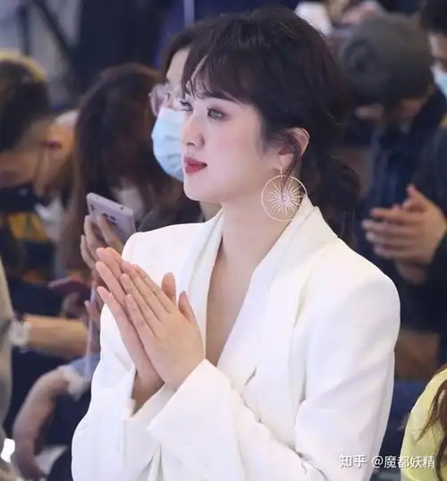  买热搜,傍龚俊,靠华为的姚安娜,顶多就一网红,能当啥大牌明星